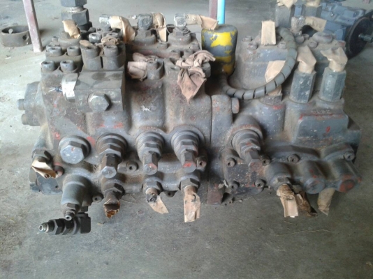 คอนโทรลวาวล์ คอนโทรลสำหรับรถขุด HITACHI EX120-2-3  ของเก่านอก ราคา 42,000 บาท