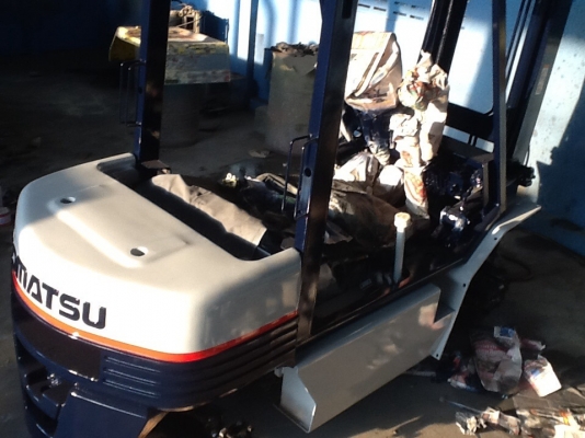 แหล่งรวมรถโฟลค์ลิฟท์มีงาเทอิ้งค์ฟอร์คกระดกได้เทได้ใส่บุ๊งกี๋ภาคตะวันออกสำหรับตักยางก้อนยางพาราและยางถ้วย