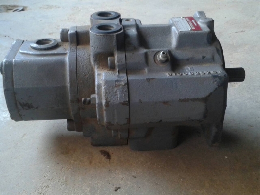 ขายปั๊มไฮโดรลิคสำหรับรถขุดเล็ก KOMATSU 20-30 ระบบปั๊มนิ้ว ยี่ห้อ UCHIDA  เฟืองต่อยอยมีขนาด 19 ซม. จำนวน 11 ซี่ ราคา 36,000 บาท