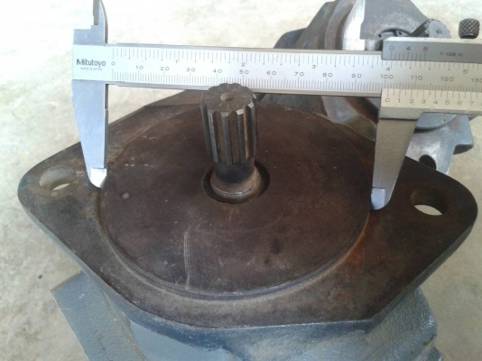 ขายปั๊มไฮโดรลิคสำหรับรถขุดเล็ก KOMATSU 20-30 ระบบปั๊มนิ้ว ยี่ห้อ UCHIDA  เฟืองต่อยอยมีขนาด 19 ซม. จำนวน 11 ซี่ ราคา 36,000 บาท