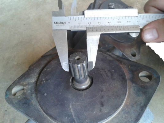 ขายปั๊มไฮโดรลิคสำหรับรถขุดเล็ก KOMATSU 20-30 ระบบปั๊มนิ้ว ยี่ห้อ UCHIDA  เฟืองต่อยอยมีขนาด 19 ซม. จำนวน 11 ซี่ ราคา 36,000 บาท