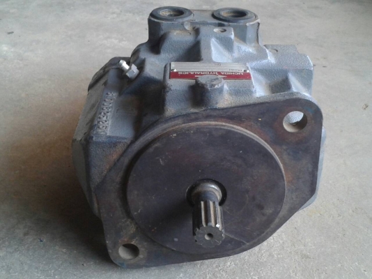 ขายปั๊มไฮโดรลิคสำหรับรถขุดเล็ก KOMATSU 20-30 ระบบปั๊มนิ้ว ยี่ห้อ UCHIDA  เฟืองต่อยอยมีขนาด 19 ซม. จำนวน 11 ซี่ ราคา 36,000 บาท