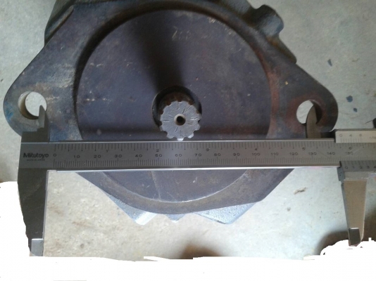 ขายปั๊มไฮโดรลิคสำหรับรถขุดเล็ก KOMATSU 20-30 ระบบปั๊มนิ้ว ยี่ห้อ UCHIDA  เฟืองต่อยอยมีขนาด 19 ซม. จำนวน 11 ซี่ ราคา 36,000 บาท