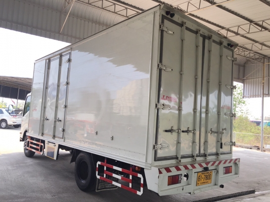 ขายISUZU 6ล้อ NQR 175  EURO 3 รุ่นหน้าตึกเครื่อง 175 เเรง เครื่องคอมมอลเรล ตู้เเห้งเปิดได้3บานจดทะเบียนปี 2557 (2014) ยาว5,6เมตร สภาพสวยใครต้องการไม่ผิดหวังราคา970,000บาทจัดไฟเเนนได้ดูรถได้ที่เต็นท์รถ JJ.AUTOCAR 2 หลังวัดจันทรารามติดถนนเพชรเกษมก.ม.ที่68.5