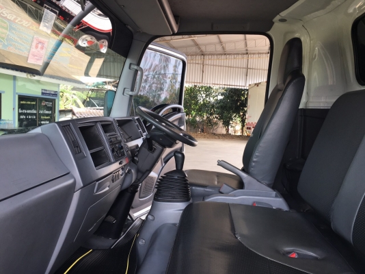 ขายISUZU 6ล้อ NQR 175  EURO 3 รุ่นหน้าตึกเครื่อง 175 เเรง เครื่องคอมมอลเรล ตู้เเห้งเปิดได้3บานจดทะเบียนปี 2557 (2014) ยาว5,6เมตร สภาพสวยใครต้องการไม่ผิดหวังราคา970,000บาทจัดไฟเเนนได้ดูรถได้ที่เต็นท์รถ JJ.AUTOCAR 2 หลังวัดจันทรารามติดถนนเพชรเกษมก.ม.ที่68.5