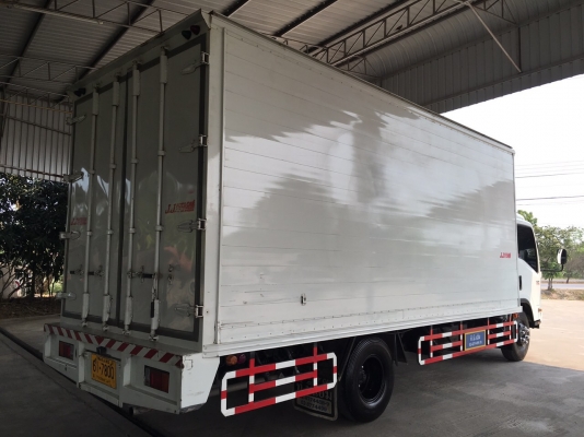 ขายISUZU 6ล้อ NQR 175  EURO 3 รุ่นหน้าตึกเครื่อง 175 เเรง เครื่องคอมมอลเรล ตู้เเห้งเปิดได้3บานจดทะเบียนปี 2557 (2014) ยาว5,6เมตร สภาพสวยใครต้องการไม่ผิดหวังราคา970,000บาทจัดไฟเเนนได้ดูรถได้ที่เต็นท์รถ JJ.AUTOCAR 2 หลังวัดจันทรารามติดถนนเพชรเกษมก.ม.ที่68.5