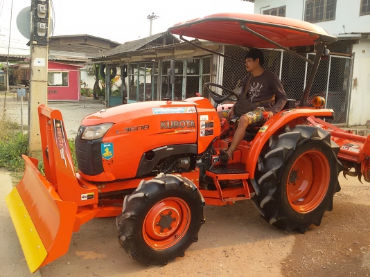 หาชื้อรถไถคูโบต้าL3608 มาหาเราครับมีไบมีดตราช้าง และโลตาลี้ตราช้าง164 เมตร ราคา295000บาท ทะเบียนพร้อมๆ ใช้งานสายๆครับสนใจ โทร0813655997 อำพร พาเจริญ
