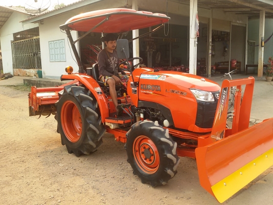 หาชื้อรถไถคูโบต้าL3608 มาหาเราครับมีไบมีดตราช้าง และโลตาลี้ตราช้าง164 เมตร ราคา295000บาท ทะเบียนพร้อมๆ ใช้งานสายๆครับสนใจ โทร0813655997 อำพร พาเจริญ