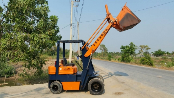 ขายด่วน รถตัก TOYOTA 5SGตัก1.2ตัน1.2คิวยกสูง3เมตรรถนอกเพิ่งนำเข้ามายังไม่เคยใช้งานในเมืองไทยเลยซื้อ1คันแถม1คันจักรยาน