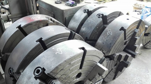 สี่จับอิสระ UNIVERSAL ขนาด 20" สภาพใหม่สดแน่นฟันคมๆทุกตัวมาเทสได้เลย.