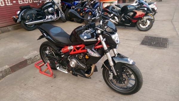 ขายคับ BENELLI TNT300S ปี2015 รถวิ่งมา 11,000 โล สภาพพร้อมใช้ เอาไปขี่ได้เลย รถไม่เคยชน ศูนย์ตรง book service ครบ กุญแจ3 ดอก ยางหน้า-หลัง โซ่ สเตอร์เต็ม ราคา 97500 บาท ส่งได้ทั่วไทยคับ สนใจติดต่อ 081-0578282 FACEBOOK ชาญณรงค์ ป๊อป ชัยอมฤต ไอดีไลน์ POPBIGB