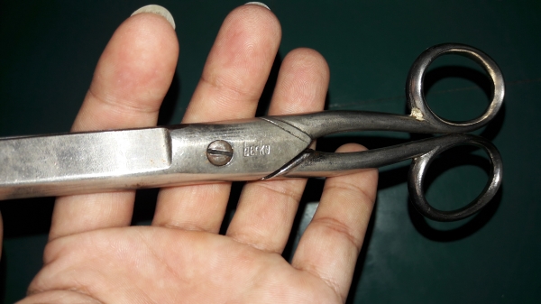 ขายกรรไกรberko STAHL ตัดผ้าตัดกระดาษเก่าเก็บเหล็กทั้งตัวยาว10" ขายกรรไกรberko STAHL ตัดผ้าตัดกระดาษเก่าเก็บเหล็กทั้งตัวยาว10"