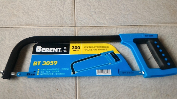 โครงเลื่อยมือพร้อมใบของใหม่ชนิดเปลี่ยนใบใหม่ได้  ยี่ห้อ BERENT ขนาดความยาว 300 มม. น้ำหนักเบา ใช้ตัดเหล็ก ตัดพลาสติกได้ มีใบเลื่อยแถมให้ด้วย