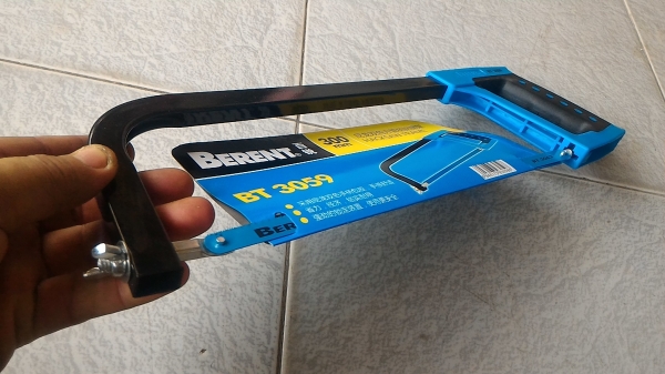 โครงเลื่อยมือพร้อมใบของใหม่ชนิดเปลี่ยนใบใหม่ได้  ยี่ห้อ BERENT ขนาดความยาว 300 มม. น้ำหนักเบา ใช้ตัดเหล็ก ตัดพลาสติกได้ มีใบเลื่อยแถมให้ด้วย