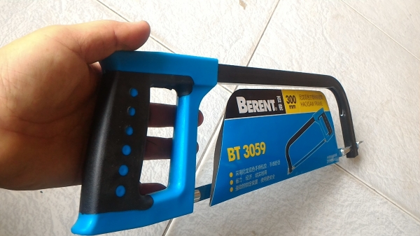 โครงเลื่อยมือพร้อมใบของใหม่ชนิดเปลี่ยนใบใหม่ได้  ยี่ห้อ BERENT ขนาดความยาว 300 มม. น้ำหนักเบา ใช้ตัดเหล็ก ตัดพลาสติกได้ มีใบเลื่อยแถมให้ด้วย