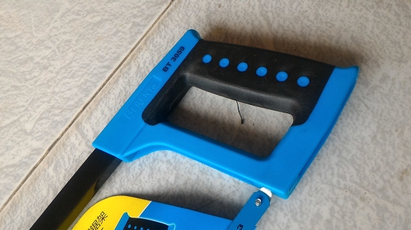 โครงเลื่อยมือพร้อมใบของใหม่ชนิดเปลี่ยนใบใหม่ได้  ยี่ห้อ BERENT ขนาดความยาว 300 มม. น้ำหนักเบา ใช้ตัดเหล็ก ตัดพลาสติกได้ มีใบเลื่อยแถมให้ด้วย