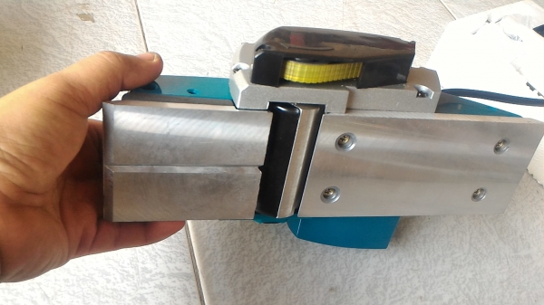 กบไฟฟ้าไสไม้ขนาด 3 นิ้ว ยี่ห้อ BOLID มีอุปกรณ์ให้ครบชุด ตัวกันไม้ ตัวตั้งใบ ใช้ไฟ 220 V. ใบมีดคม ใสไม้ได้เรียบเนียบๆ