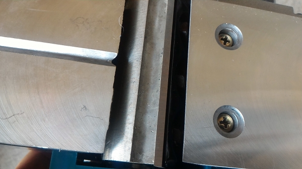 กบไฟฟ้าไสไม้ขนาด 3 นิ้ว ยี่ห้อ BOLID มีอุปกรณ์ให้ครบชุด ตัวกันไม้ ตัวตั้งใบ ใช้ไฟ 220 V. ใบมีดคม ใสไม้ได้เรียบเนียบๆ