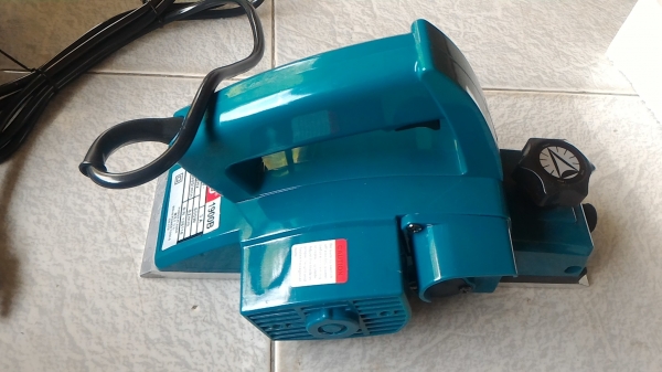 กบไฟฟ้าไสไม้ขนาด 3 นิ้ว ยี่ห้อ BOLID มีอุปกรณ์ให้ครบชุด ตัวกันไม้ ตัวตั้งใบ ใช้ไฟ 220 V. ใบมีดคม ใสไม้ได้เรียบเนียบๆ