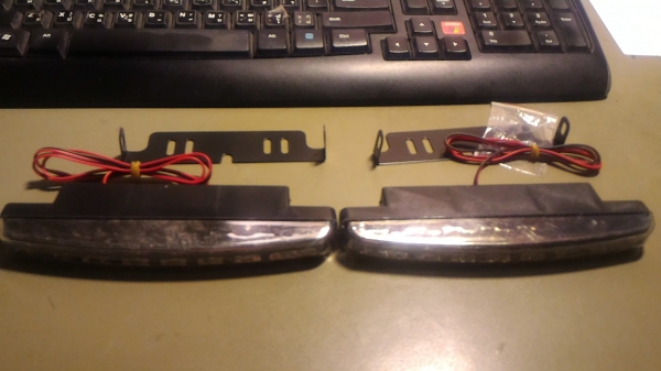 ชุดไฟติดหน้ารถ LED DAYTIME เป็นชุดสำเร็จรูปพร้อมติดด้านหน้ารถได้เลยเพื่อ 1 ชุดมีสองข้าง ใน 1 ข้างมีหลอดไฟ LED ถึง 8 หลอด ใช้ไฟ 12 V. ติดง่ายมีขายึดมาให้พร้อม