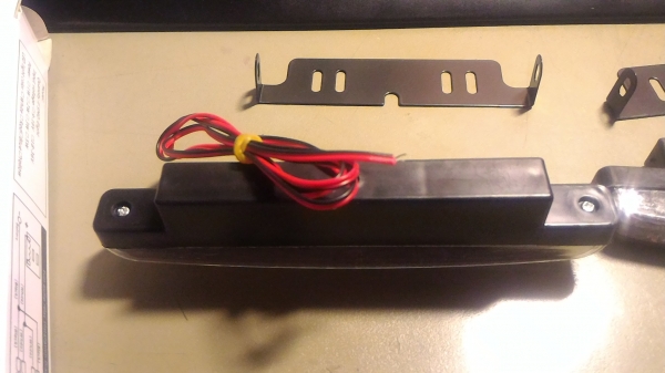 ชุดไฟติดหน้ารถ LED DAYTIME เป็นชุดสำเร็จรูปพร้อมติดด้านหน้ารถได้เลยเพื่อ 1 ชุดมีสองข้าง ใน 1 ข้างมีหลอดไฟ LED ถึง 8 หลอด ใช้ไฟ 12 V. ติดง่ายมีขายึดมาให้พร้อม