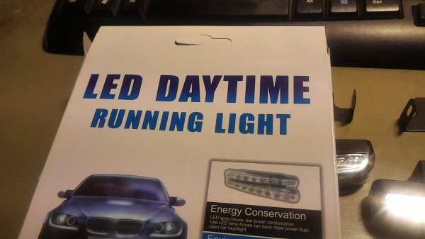 ชุดไฟติดหน้ารถ LED DAYTIME เป็นชุดสำเร็จรูปพร้อมติดด้านหน้ารถได้เลยเพื่อ 1 ชุดมีสองข้าง ใน 1 ข้างมีหลอดไฟ LED ถึง 8 หลอด ใช้ไฟ 12 V. ติดง่ายมีขายึดมาให้พร้อม
