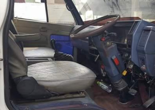 ISUZU NPR 115 HP 4BD1 ปี 34 รถบรรทุกหกล้อ กระบะเหล็กคาร์โก้ความยาว 4.30 เมตรสวยๆสภาพดีพร้อมใช้งานได้เลยครับ เครื่องยนต์เดิมๆแน่นดีแรงดีไม่มีเยิ้ม ภายในห้องเก๋งคอนโซลสวยครบ เกียร์สั้น ช่วงล่างใหญ่คัชซีสวยไม่มีบวม เฟืองท้ายติด F หลังครบพร้อม ยาง 8.25 ขอบ 16