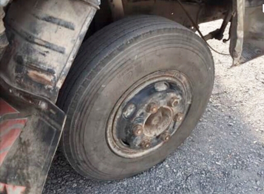 ISUZU NPR 115 HP 4BD1 ปี 34 รถบรรทุกหกล้อ กระบะเหล็กคาร์โก้ความยาว 4.30 เมตรสวยๆสภาพดีพร้อมใช้งานได้เลยครับ เครื่องยนต์เดิมๆแน่นดีแรงดีไม่มีเยิ้ม ภายในห้องเก๋งคอนโซลสวยครบ เกียร์สั้น ช่วงล่างใหญ่คัชซีสวยไม่มีบวม เฟืองท้ายติด F หลังครบพร้อม ยาง 8.25 ขอบ 16