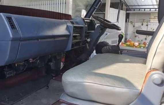 ISUZU NPR 115 HP 4BD1 ปี 34 รถบรรทุกหกล้อ กระบะเหล็กคาร์โก้ความยาว 4.30 เมตรสวยๆสภาพดีพร้อมใช้งานได้เลยครับ เครื่องยนต์เดิมๆแน่นดีแรงดีไม่มีเยิ้ม ภายในห้องเก๋งคอนโซลสวยครบ เกียร์สั้น ช่วงล่างใหญ่คัชซีสวยไม่มีบวม เฟืองท้ายติด F หลังครบพร้อม ยาง 8.25 ขอบ 16