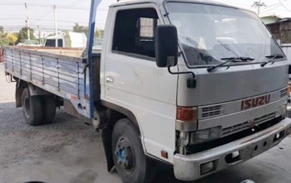 ISUZU NPR 115 HP 4BD1 ปี 34 รถบรรทุกหกล้อ กระบะเหล็กคาร์โก้ความยาว 4.30 เมตรสวยๆสภาพดีพร้อมใช้งานได้เลยครับ เครื่องยนต์เดิมๆแน่นดีแรงดีไม่มีเยิ้ม ภายในห้องเก๋งคอนโซลสวยครบ เกียร์สั้น ช่วงล่างใหญ่คัชซีสวยไม่มีบวม เฟืองท้ายติด F หลังครบพร้อม ยาง 8.25 ขอบ 16