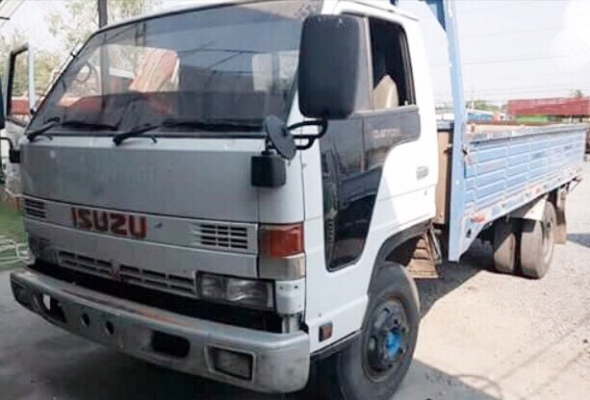 ISUZU NPR 115 HP 4BD1 ปี 34 รถบรรทุกหกล้อ กระบะเหล็กคาร์โก้ความยาว 4.30 เมตรสวยๆสภาพดีพร้อมใช้งานได้เลยครับ เครื่องยนต์เดิมๆแน่นดีแรงดีไม่มีเยิ้ม ภายในห้องเก๋งคอนโซลสวยครบ เกียร์สั้น ช่วงล่างใหญ่คัชซีสวยไม่มีบวม เฟืองท้ายติด F หลังครบพร้อม ยาง 8.25 ขอบ 16