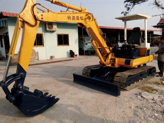 ขายแบ็คโฮ  KOMATSU   PC40-6 ใช้งานได้ดีราคาถูกๆ