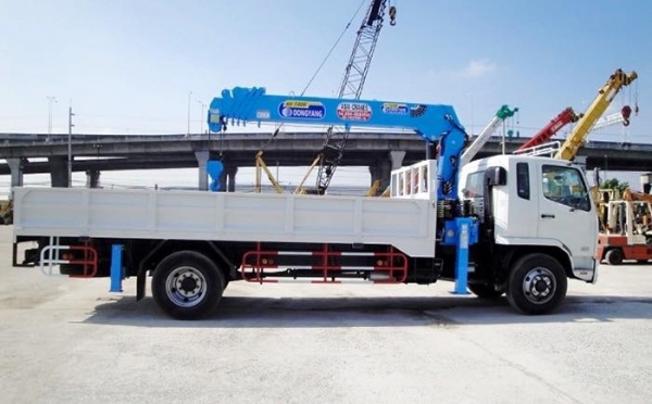 รถบรรทุกพร้อมเครน