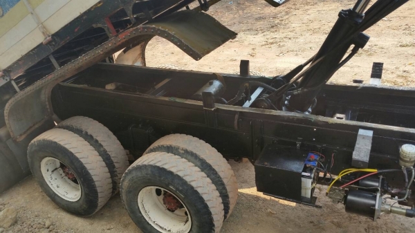 ขายรถบรรทุกสิบล้อดัมพ์ Hino F18 เครื่อง HO7C-185 แรง 2 เพลา กระบะดัมพ์ ยาง 80\% ทะเบียนพร้อมโอน