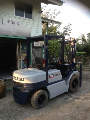 +++ ขายโฟล์คลิฟท์  KOMATSU FD25-11  ขนาด  2.5  ตัน   เครื่องยนต์ดีเซล  เสา  3  เมตร เ กียร์ธรรมดา  งา 1,070  มม.  ยางลม