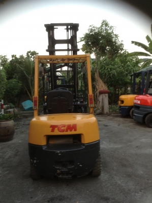 +++ ขายโฟล์คลิฟท์  T.C.M. FD25  รุ่น  700  ซีรีส์   (รถนอก)  ขนาด  2.5  ตัน  เครื่องยนต์ดีเซล  เสา  4.2  เมตร  เกียร์ธรรมดา  งา 1,070  มม.  ยางตัน  4  เส้น