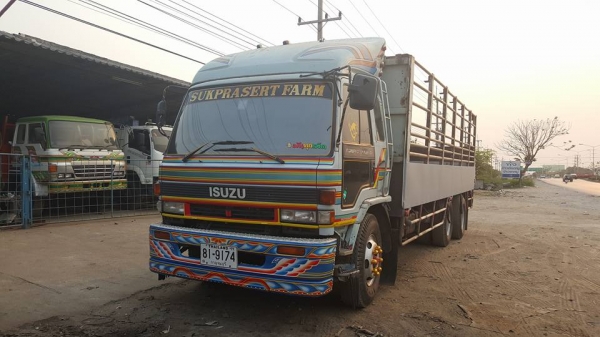 ร๊อกกี้นางฟ้า 195 แรง 10 ล้อเพลาเดียวยาว 7.20 กระบะเลส พร้อมใช้งาน รถสวยจัด