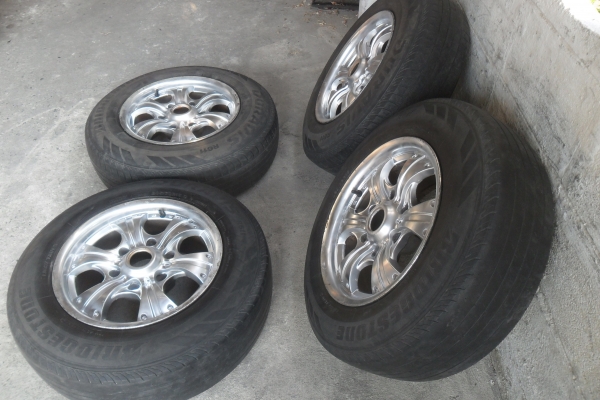 ล้อแม็ก15นิ้ว6รู พร้อมยาง สวยๆ 4 ล้อ ลดราคาเหลือ 5500 บาท