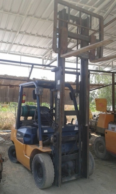 ขายรถยก TOYOTA ขนาด 2.5 ตัน ใช้น้ำมันเบนซินและก๊าซหุงต้มได้ 2 ระบบ ยกได้ 2.5 ตัน  เสาสูง 4 เมตร ราคา 165,000 บาท