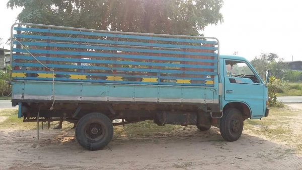 ขายรถ6ล้อ ISUZU เครื่อง100แรง ยาว4.30เมตร ยางดี สภาพสวยพร้อมใช้งาน เอกสารพร้อมโอน สนใจโทร 090-8588220คุณนะ 093-3258446คุณบิว หรือเข้าดูสินค้าอื่นๆได้ที่ www.truck.in.th/498 หรือเพจFacebook ณรงค์ ซื้อขายรถมือสอง (เว็บไซต์ส่วนตัว) หรือFacebook คุณนะ รถบรรทุ