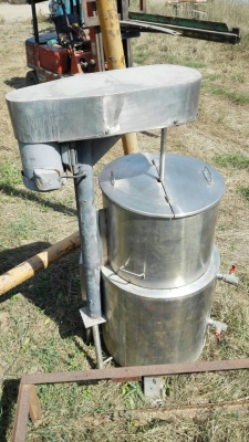 ถังสแตนเลสกวนผสม มอเตอร์ Mitsubishi 2 HP 380V มีหัวแก้สด้านล่าง สภาพใหม่เก่าเก็บพร้อมใช้