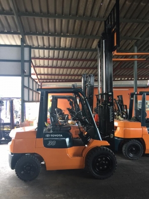 ขาย ฟอล์คลิฟต์ 3 ตัน TOYOTA 7FD30  รถสภาพสวยพร้อมใช้งาน