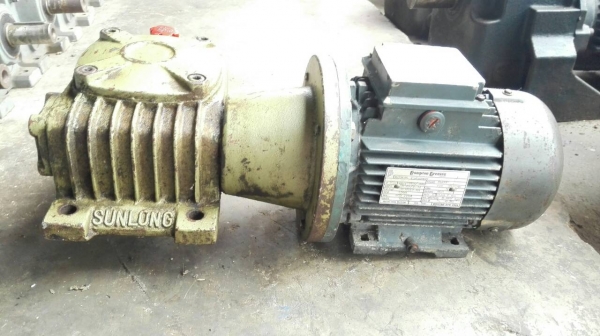 เกียร์ทดแนวคว่ำ Sun long มอเตอร์ 1 HP 380V ทด 1:20 สภาพสวยวิ่งเงียบพร้อมใช้ เกียร์ทดแนวคว่ำ Sun long มอเตอร์ 1 HP 380V ทด 1:20 สภาพสวยวิ่งเงียบพร้อมใช้