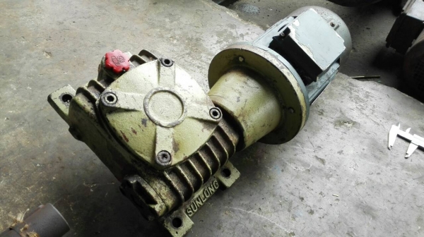 เกียร์ทดแนวคว่ำ Sun long มอเตอร์ 1 HP 380V ทด 1:20 สภาพสวยวิ่งเงียบพร้อมใช้ เกียร์ทดแนวคว่ำ Sun long มอเตอร์ 1 HP 380V ทด 1:20 สภาพสวยวิ่งเงียบพร้อมใช้