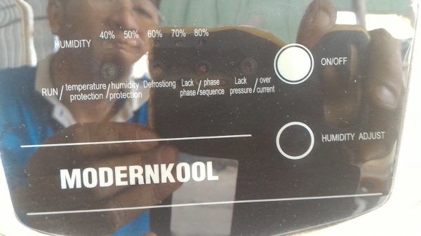 เครื่องความควบคุมความชื่นอากาศภายในห้อง MODERNKOOL  DEHUMIDIFIER  ทำให้คนอยู่รู้สึกสบายไม่อึดอัด