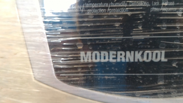 เครื่องความควบคุมความชื่นอากาศภายในห้อง MODERNKOOL  DEHUMIDIFIER  ทำให้คนอยู่รู้สึกสบายไม่อึดอัด