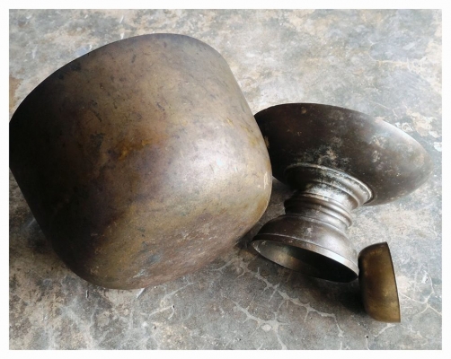 ขันลงหินโบราณเก่าๆ แถมขันน้อยหนึ่งอัน ทั้งชุด 1,999บ. เท่านั้นส่งemsฟรีครับด่วนๆ โทรเลย 087-4229464