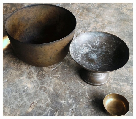 ขันลงหินโบราณเก่าๆ แถมขันน้อยหนึ่งอัน ทั้งชุด 1,999บ. เท่านั้นส่งemsฟรีครับด่วนๆ โทรเลย 087-4229464