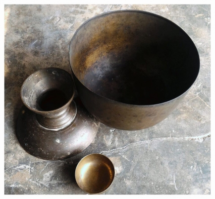 ขันลงหินโบราณเก่าๆ แถมขันน้อยหนึ่งอัน ทั้งชุด 1,999บ. เท่านั้นส่งemsฟรีครับด่วนๆ โทรเลย 087-4229464