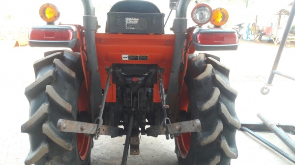 ขายรถไถคูโบต้าL3208คานโค้งอุปกรณ์ดันหน้าผานห้าโรตารี่ตราช้างครับ